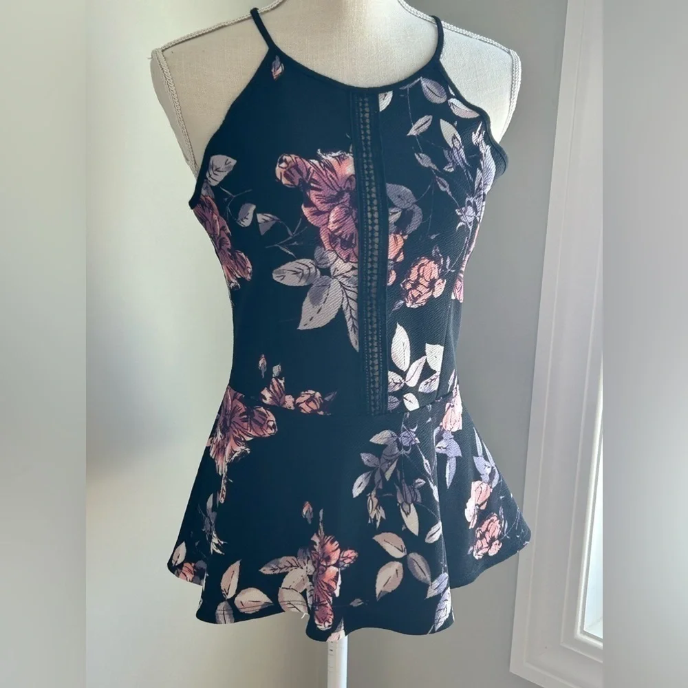 Woman’s medium peplum top - Picture 6 of 6